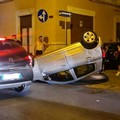 Scontro tra due auto in via Bari, una si ribalta