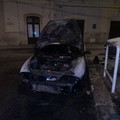 Fiamme sul cofano: incendiata una Lancia Y