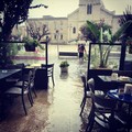 Bomba d'acqua a Giovinazzo. E la zona della piazza si allaga