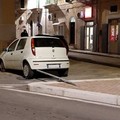 Finisce con l’auto sullo spartitraffico, sul posto la Polizia Locale