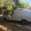 Parcheggiato in campagna dopo il furto. Rinvenuto un furgone rubato