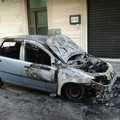Incendio in via Gentile, le fiamme distruggono una Fiat Punto