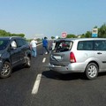Scoppiano tre pneumatici ad un autocarro, 8 auto danneggiate