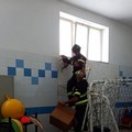 Micio incastrato in una finestra. Arrivano i Vigili del Fuoco alla  "San Giovanni Bosco "