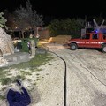 Fuoco in località Trincea: in fumo cataste di legno in un parcheggio