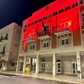Violenza sulle donne, Palazzo di Città si illumina di rosso