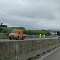 Maltempo, operai ANAS al lavoro per colmare buche stradali tra Giovinazzo e Santo Spirito