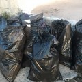 #savetheworldchallenge: così a Giovinazzo una coppia pulisce volontariamente la costa