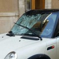 Dimentica le chiavi: per rientrare a casa si cala dal terrazzo e scivola. Illeso un 19enne