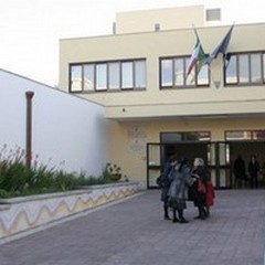 Il sindaco Depalma entra alla "Don Saverio Bavaro " e cambia le plafoniere spente da un anno