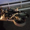 Moto si schianta contro un'auto sulla 16 bis, muore un centauro 36enne