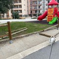 Di sera nell'area giochi per danneggiare la staccionata: fermati due minorenni