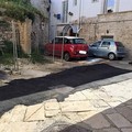 Asfalto sul basolato nel borgo antico: i cittadini chiedono la rimozione