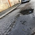 Enorme buca in via Milano. I residenti: «È lì da novembre»