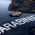 Assalto al furgone: ladri in fuga con pacchi e lettere