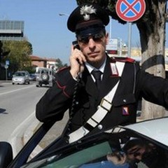 Nudo sotto l'impermeabile: è caccia ad un esibizionista