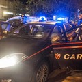Gli puntano la pistola e rubano l'auto