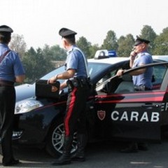 Armati e incappucciati gli rapinano l'Audi A8