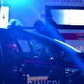 Incidente nella notte: auto finisce sul marciapiede e abbatte la segnaletica