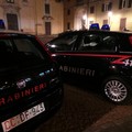 Trova un rapinatore mentre rincasa. Ferito, lo mette in fuga