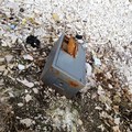 Cassaforte tagliata abbandonata sul litorale sud