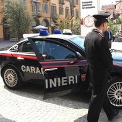 Bandito con colla anti-impronte sui polpastrelli