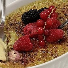 Crema caramellata al pistacchio con lamponi