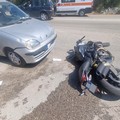 Sbalzato dalla moto dopo lo scontro finisce contro un'altra auto: ferito
