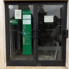 Piazzano ordigno al Banco di Napoli. Bancomat distrutto