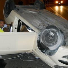 Si ribalta con l'auto e finisce fuori strada