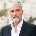 «Assoldare tutti gli autobus necessari attingendo dalle flotte delle migliaia di aziende di noleggio in ginocchio»