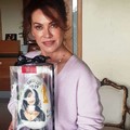 Elena Sofia Ricci posa con l'uovo di Nicola Giotti