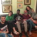 La famiglia Turturro accoglie in casa un migrante africano