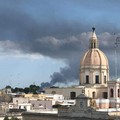 Fiamme in un'azienda di smaltimento rifiuti. In cielo fumo nero