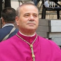 Scuola, distribuiti segnalibri con pensiero di Mons. Martella