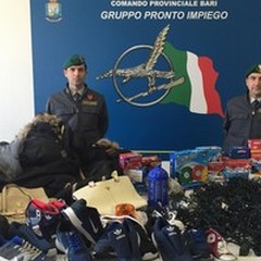 Luminarie non sicure e abiti contraffatti: maxi sequestro