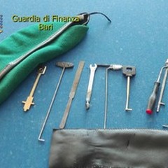 Fuga sull'auto rubata. Dentro arnesi da scasso