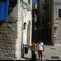 Abbandono rifiuti, fototrappola incastra altra incivile