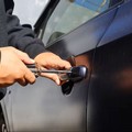 Le rubano l'auto a Giovinazzo con alcune ceramiche: lo sfogo social diventa virale