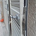Due case svaligiate in poche ore: ladri via con oro e contanti