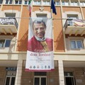 Arriva il Papa, gigantografia di don Tonino su Palazzo di Città