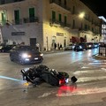Auto e moto si schiantano in pieno centro: centauro in ospedale