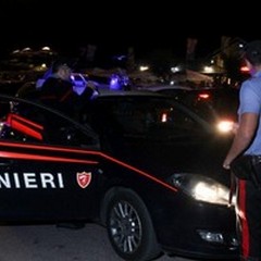 Aggredisce i militari per sfuggire al controllo: arrestato