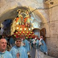 Una processione dei Santi Medici tormentata dal maltempo - LE FOTO