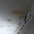 Crepe e muffe nel sottopassaggio ferroviario