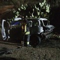 Auto in movimento prende fuoco: illeso il conducente