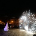 Proposta di matrimonio sui trampoli in piazza
