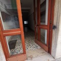 Boato nella notte, danneggiato un portone in via Dalmazia