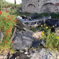 Pezzi d'auto ai piedi di Torre Bonvino