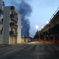 Giovinazzo invasa dal fumo nero. In fiamme anche una barca
